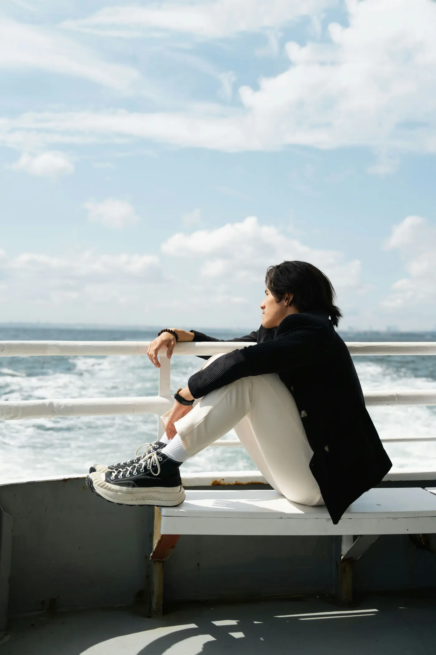 Stop Overthinking: Nachdenklicher Mann sitzt am Meer