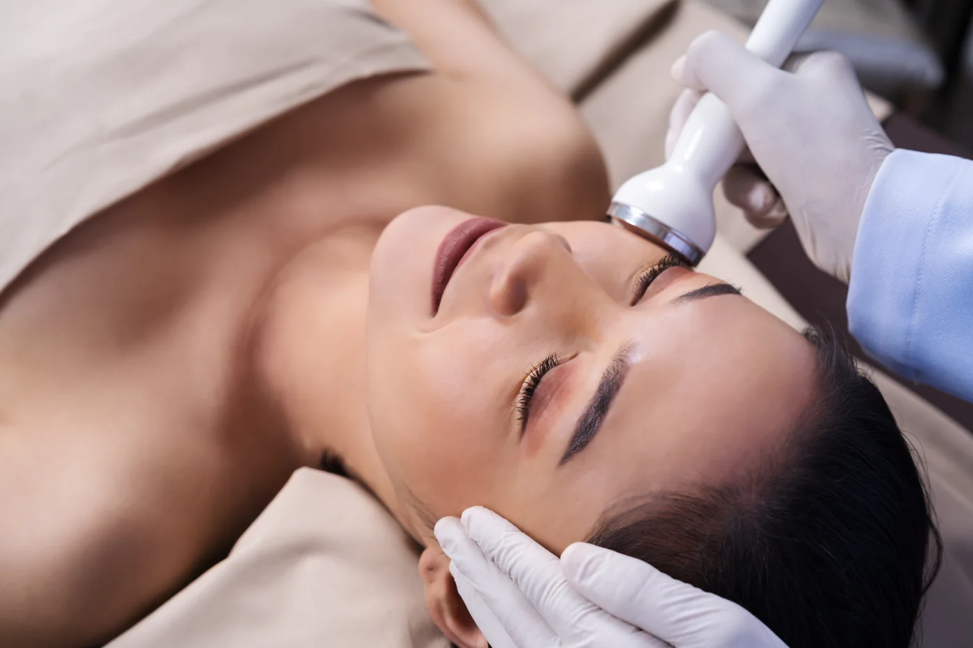 Frau bekommt Ultraschallbehandlung in einem Kosmetiksalon