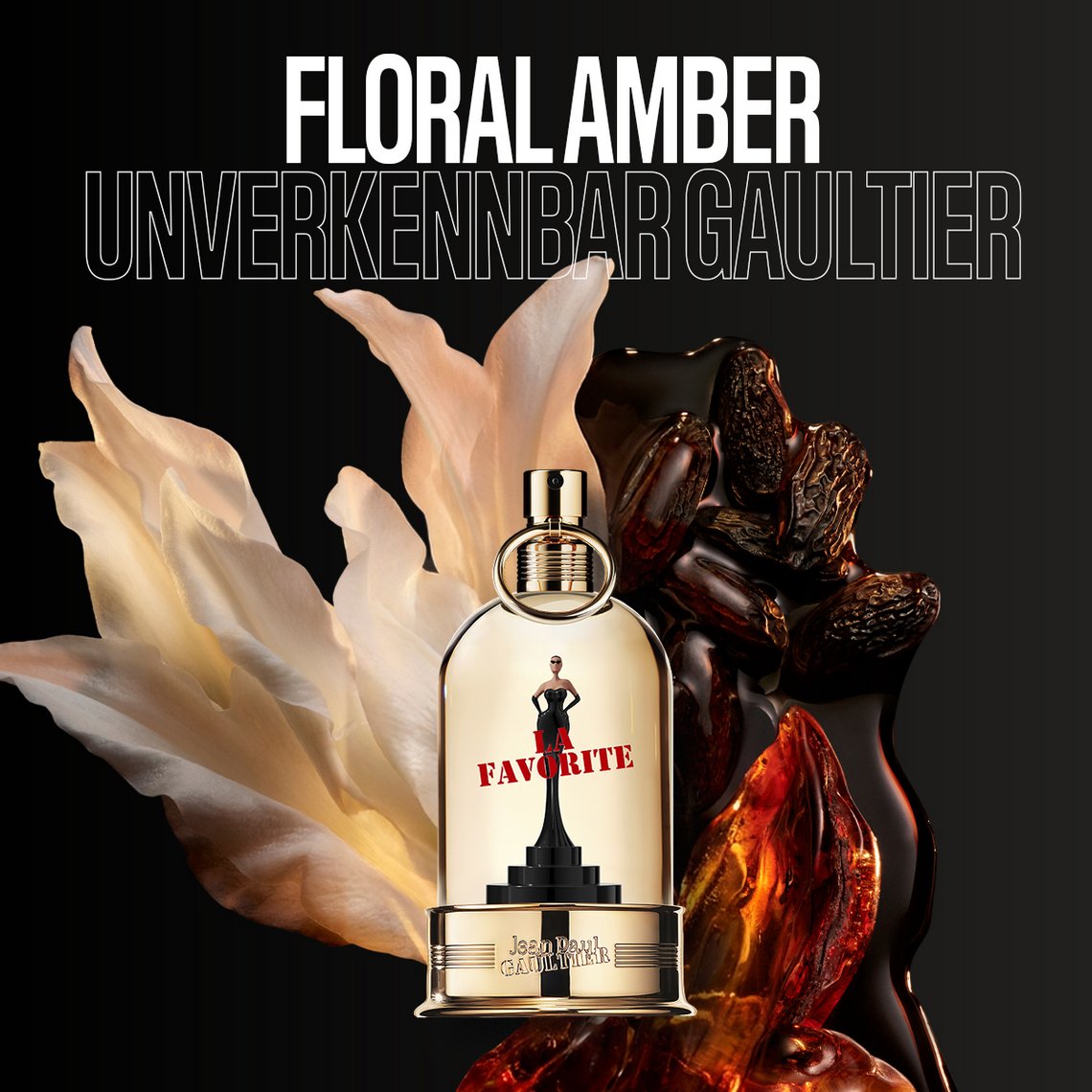 Jean Paul Gaultier La Favorite Flakon vor Blütenblättern und Amber-Skulptur, Duftfamilie Floral Amber