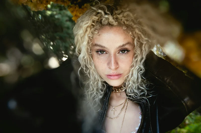 Junge Frau mit wilden Locken