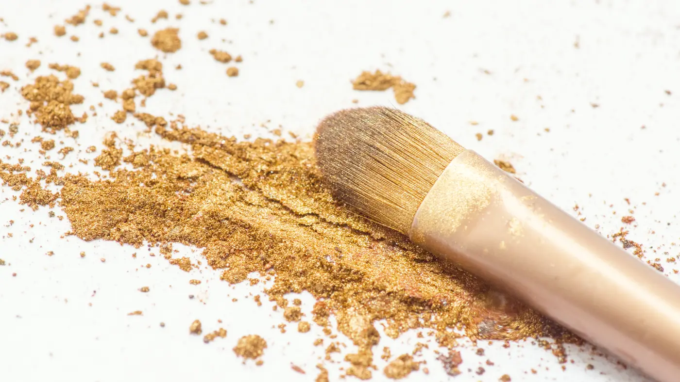 Goldener Make-up Pinsel mit goldenem Make-up