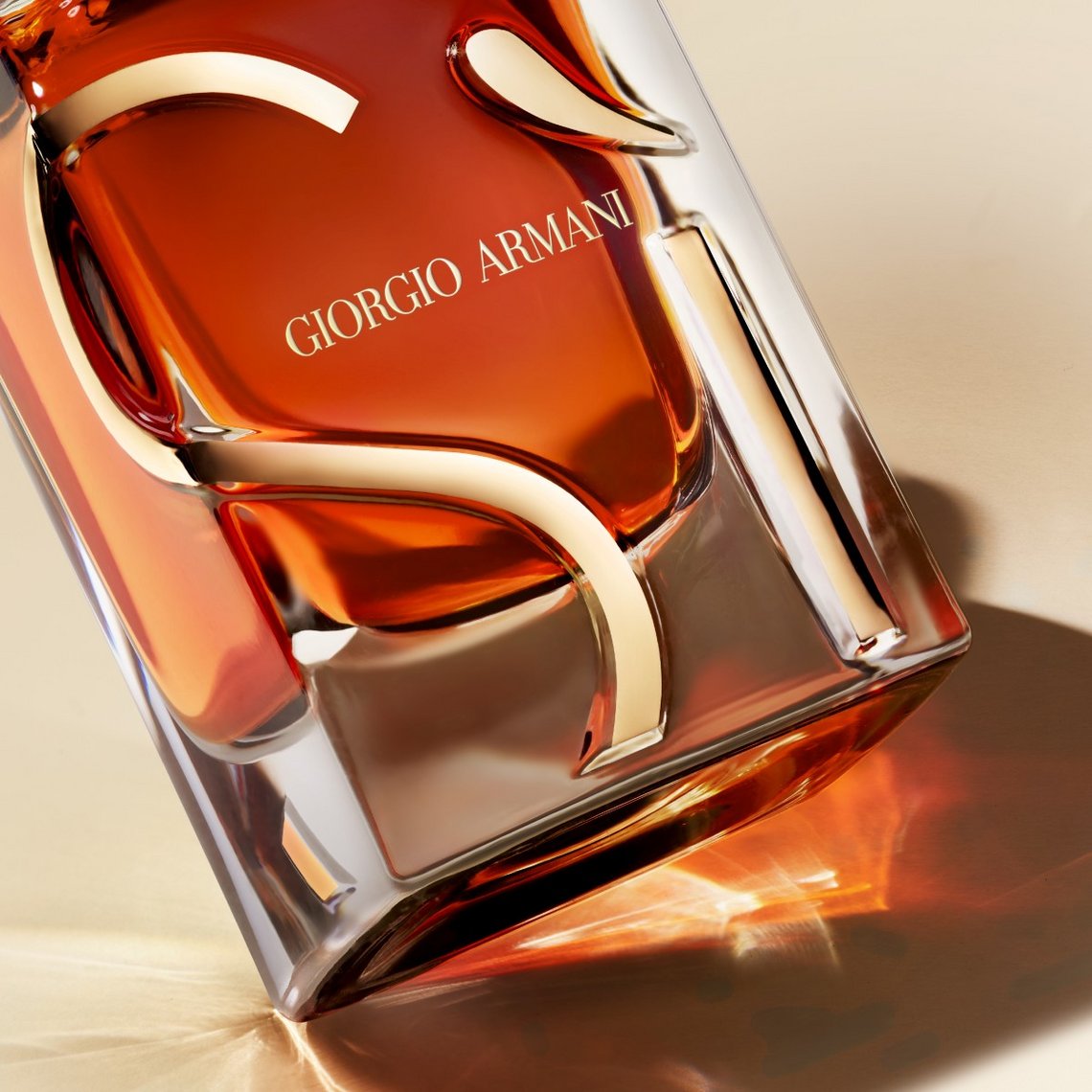 Nahaufnahme des Flakons von SÌ Parfum von Giorgio Armani