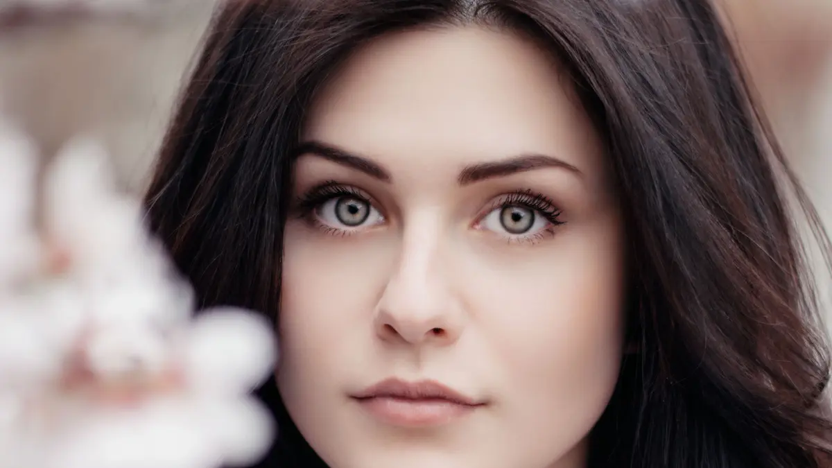 CCO Bild Frau hinter Blüten