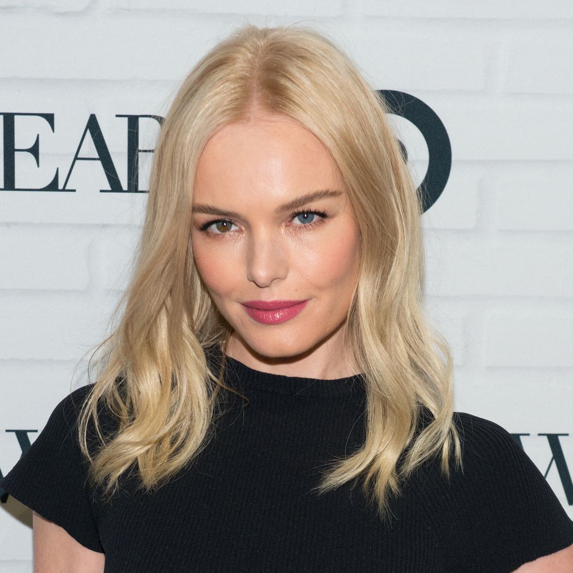 Kate Bosworth schaut in die Kamera