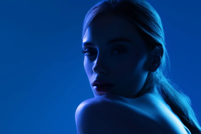 Frau in blauem Licht