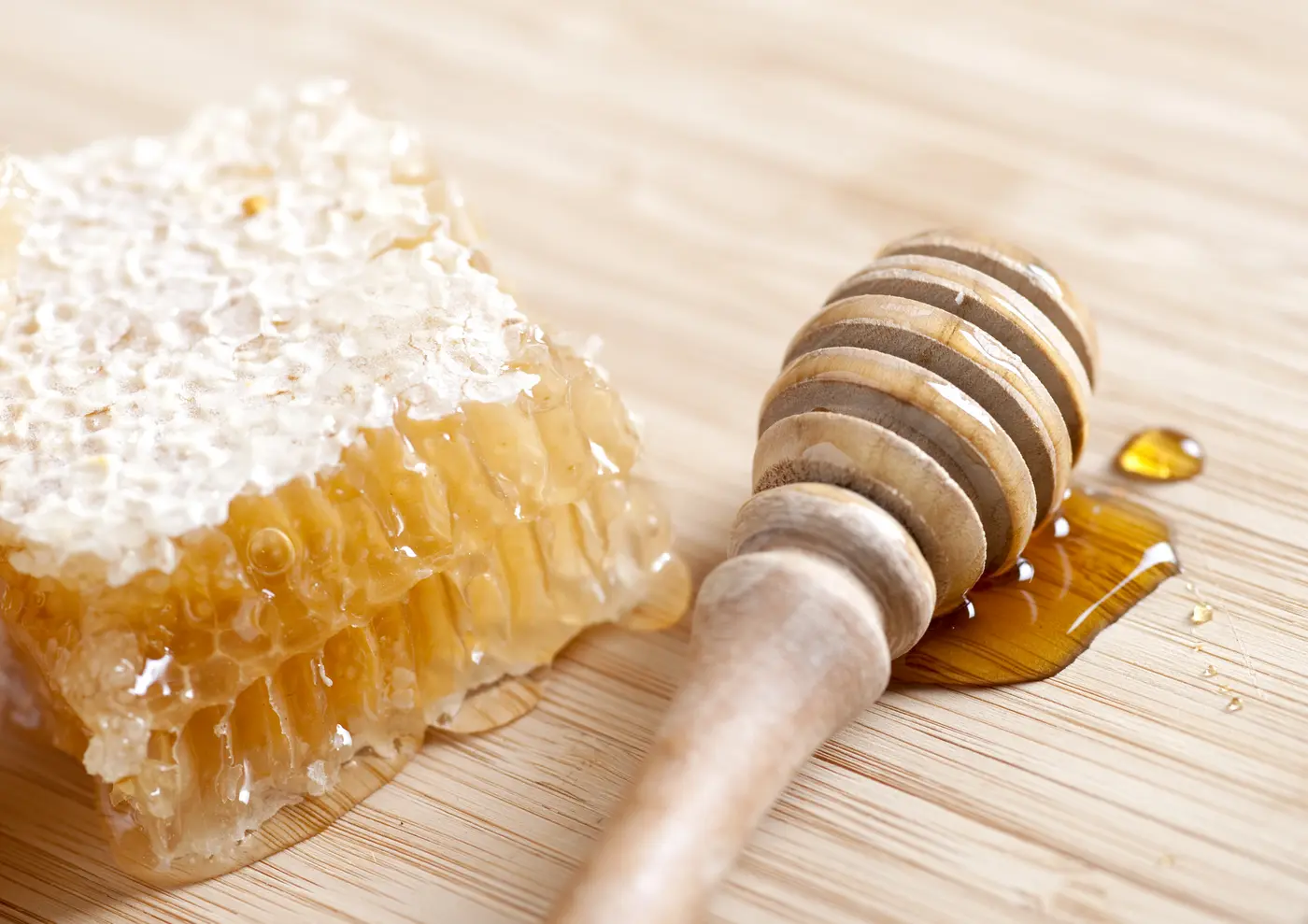 Honiglöffel mit Honigwabe