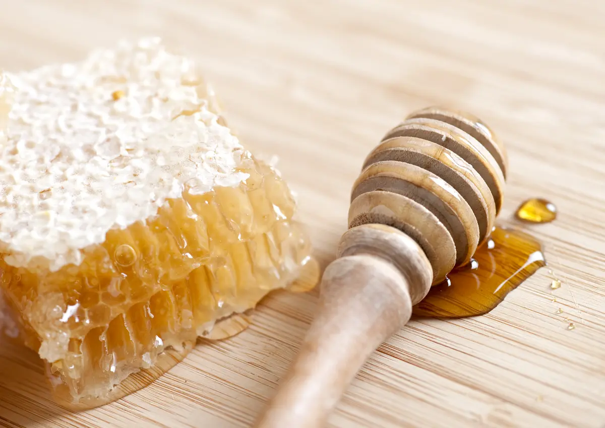 Honiglöffel mit Honigwabe 