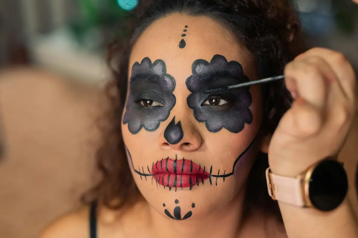 Frau schminkt sich für Halloween