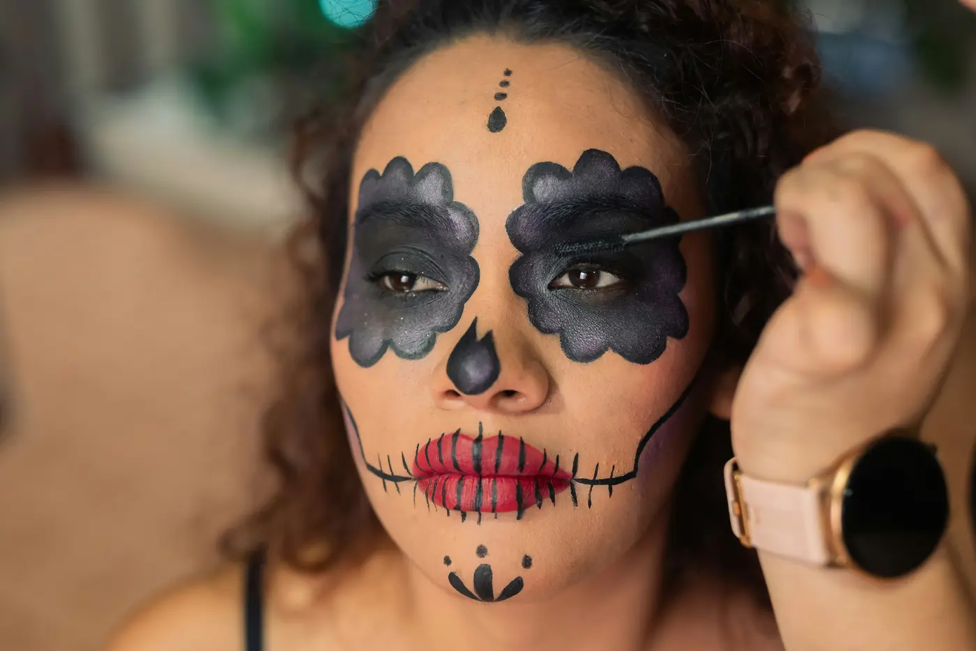 Frau schminkt sich für Halloween