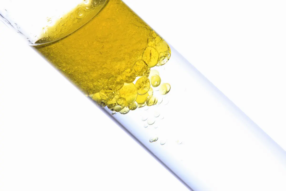 Öl und Wasser in einem Reagenzglas