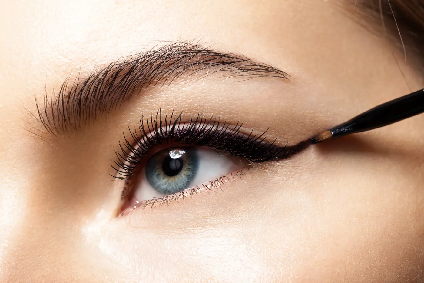 Eyeliner auftragen