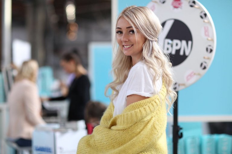 Bloggerin Nina Laureen vorm YBPN-Glücksrad