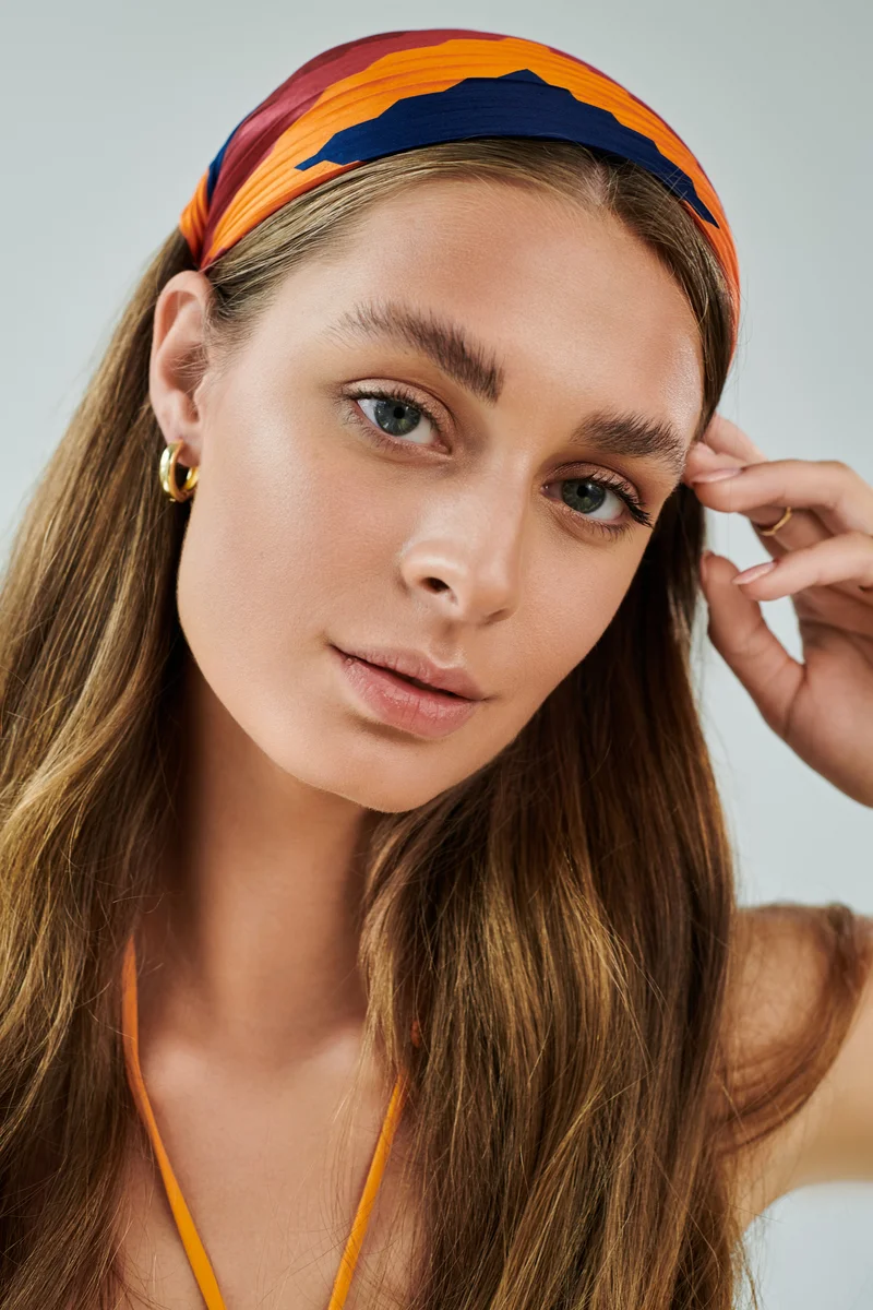 Junge Frau mit buschigen Augenbrauen