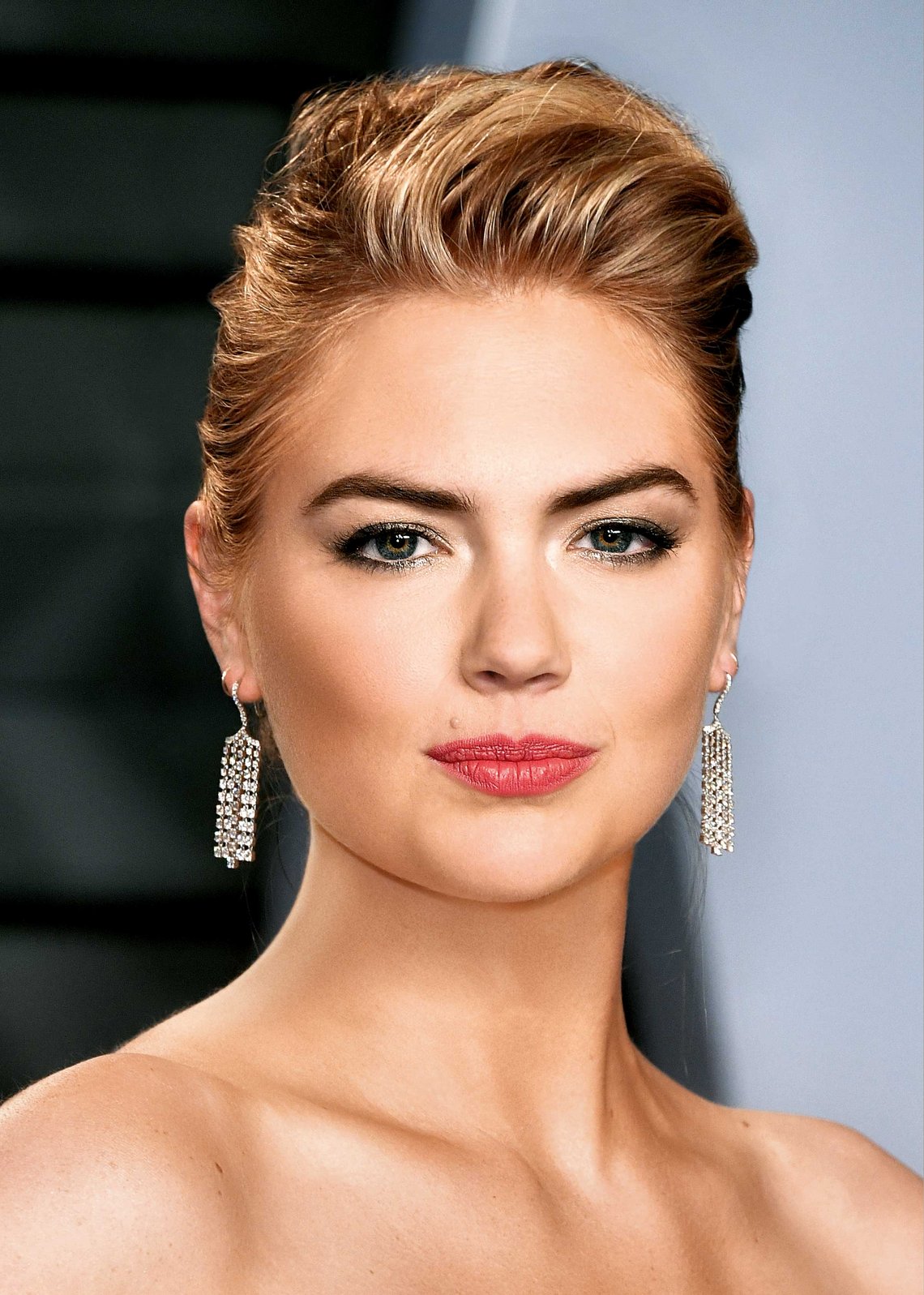 Model Kate Upton trägt Hochzeits-Make-up mit rotem Lippenstift