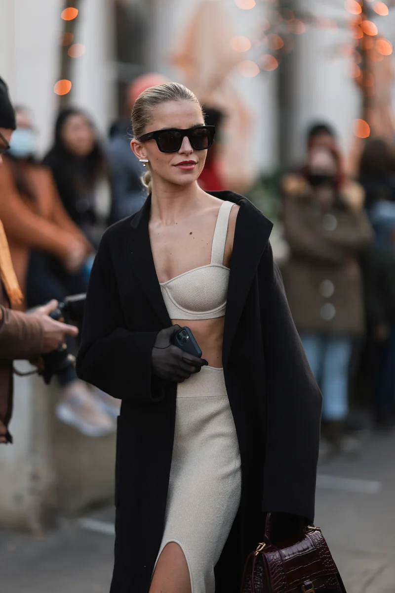 Caro Daur bei der Paris Fashion Week im 90er Jahre Look