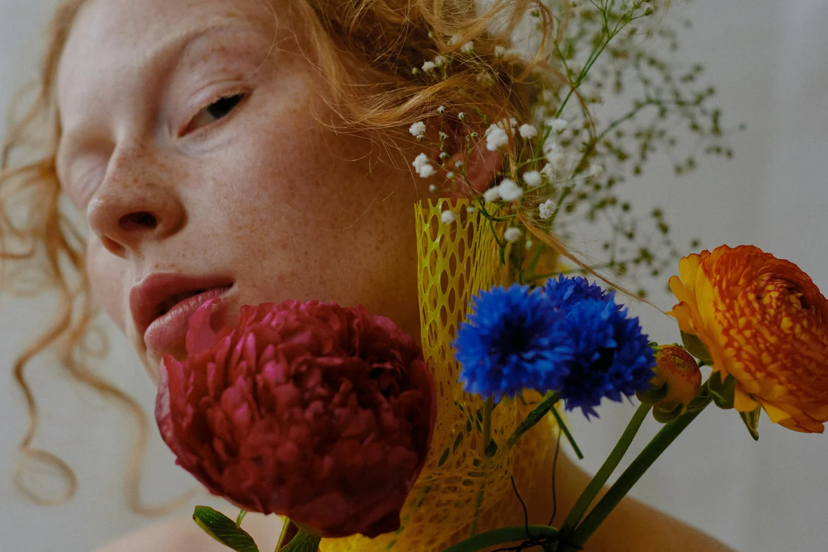Portrait von einer Frau mit bunten Blumen