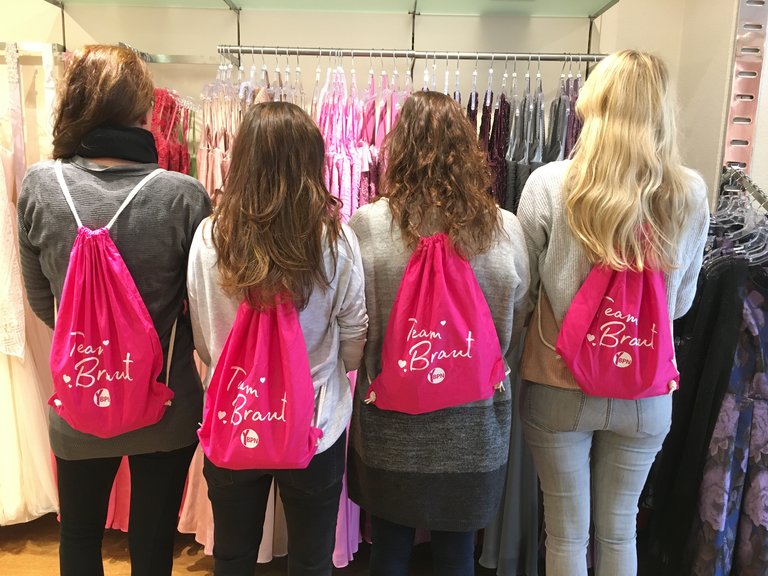 Eine Braut mit drei Freundinnen, die die YBPN Goodie Bag tragen