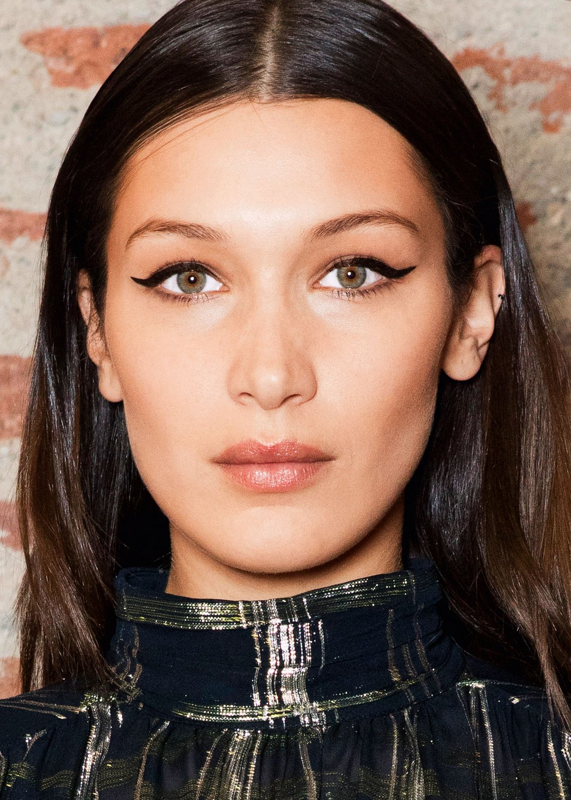 Model Bella Hadid bei der Alberta Ferretti Show mit schwarzem Eyeliner