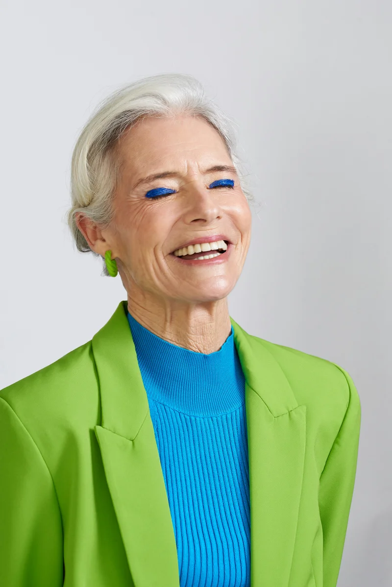 Ältere Frau mit buntem Makeup und bunter Kleidung 