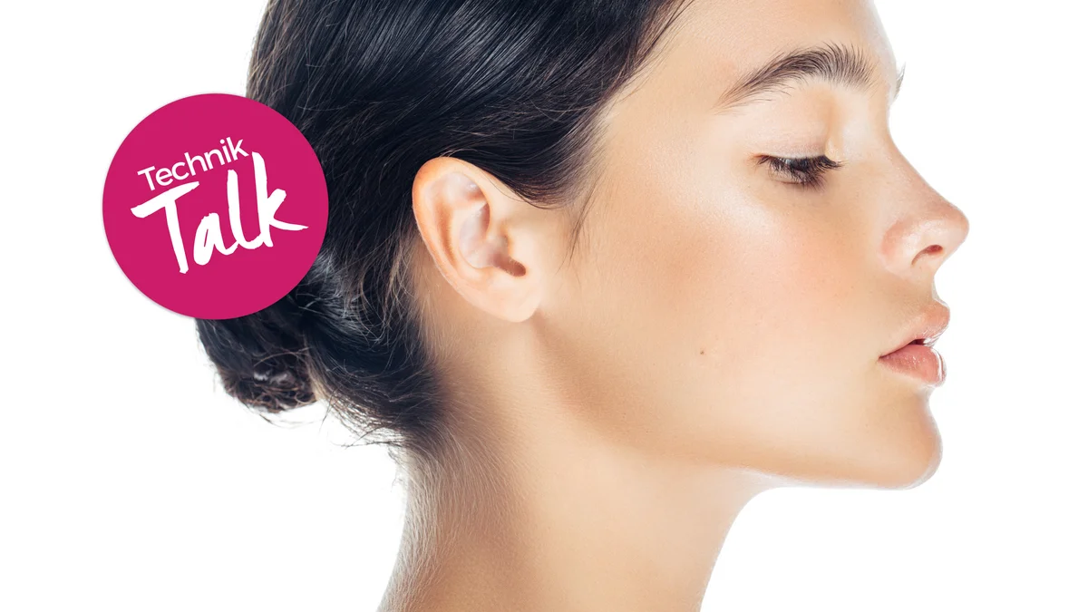 Eine Frau mit Reverse Contouring ist im Profil zu sehen