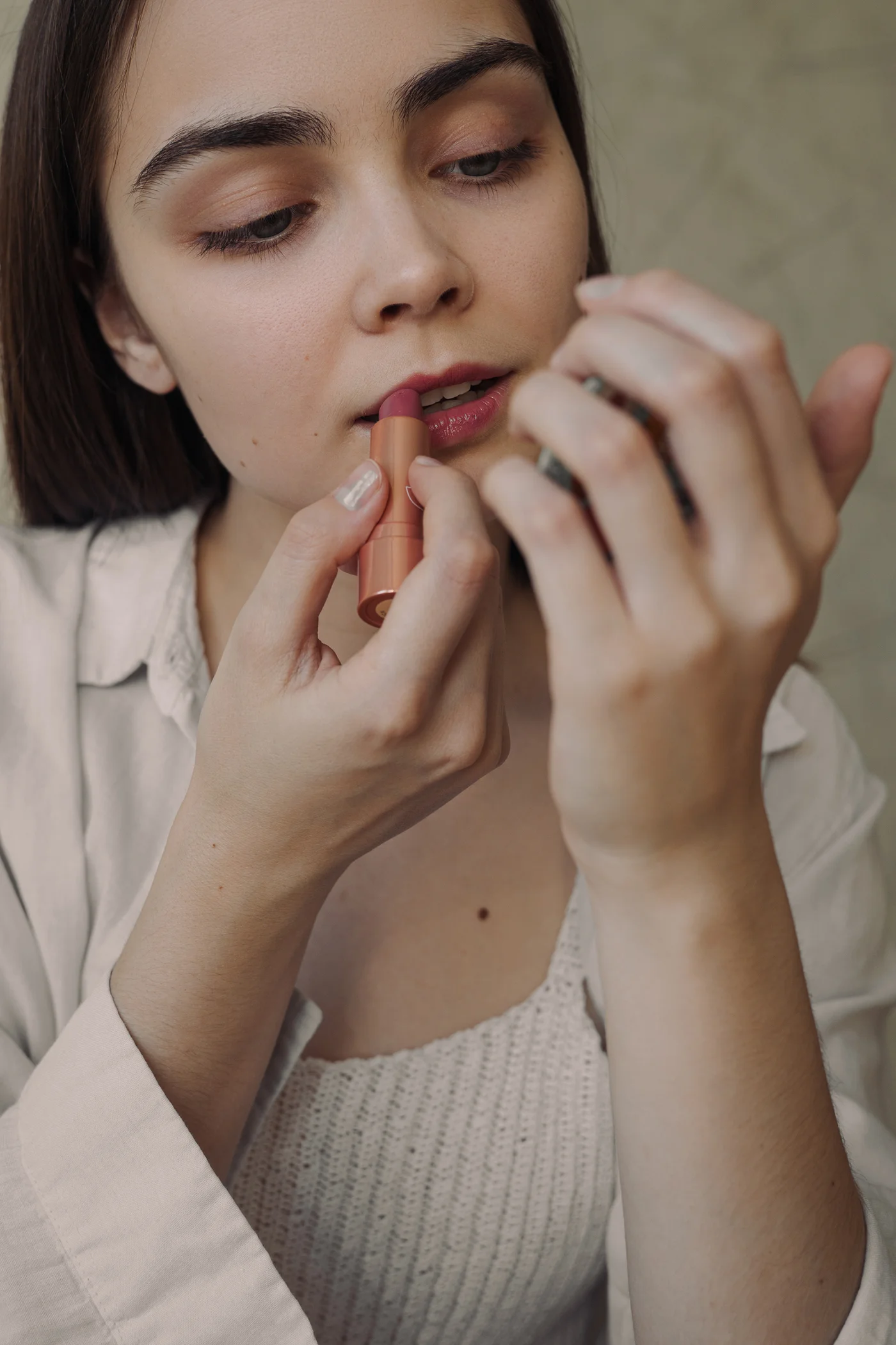 Frau trägt Lippenstift auf
