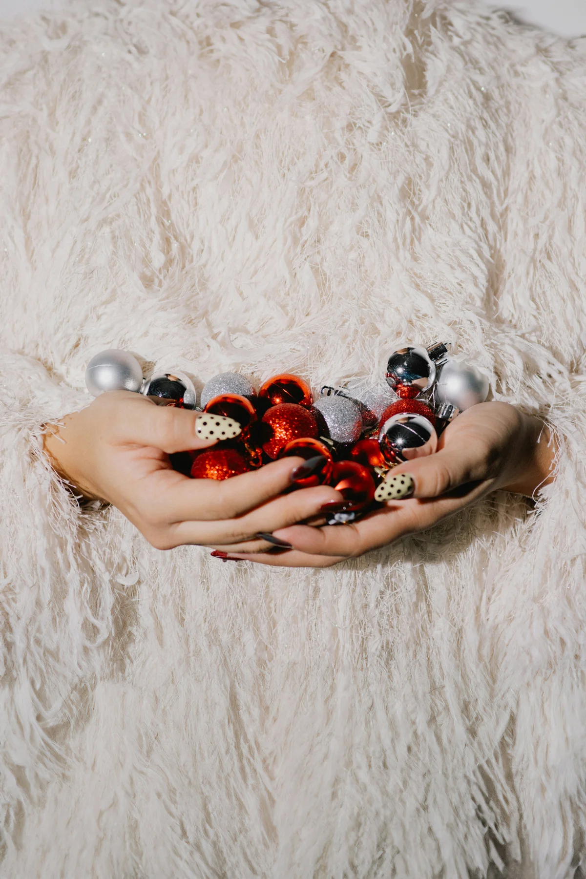 Zwei Hände halten Christbaumschmuck