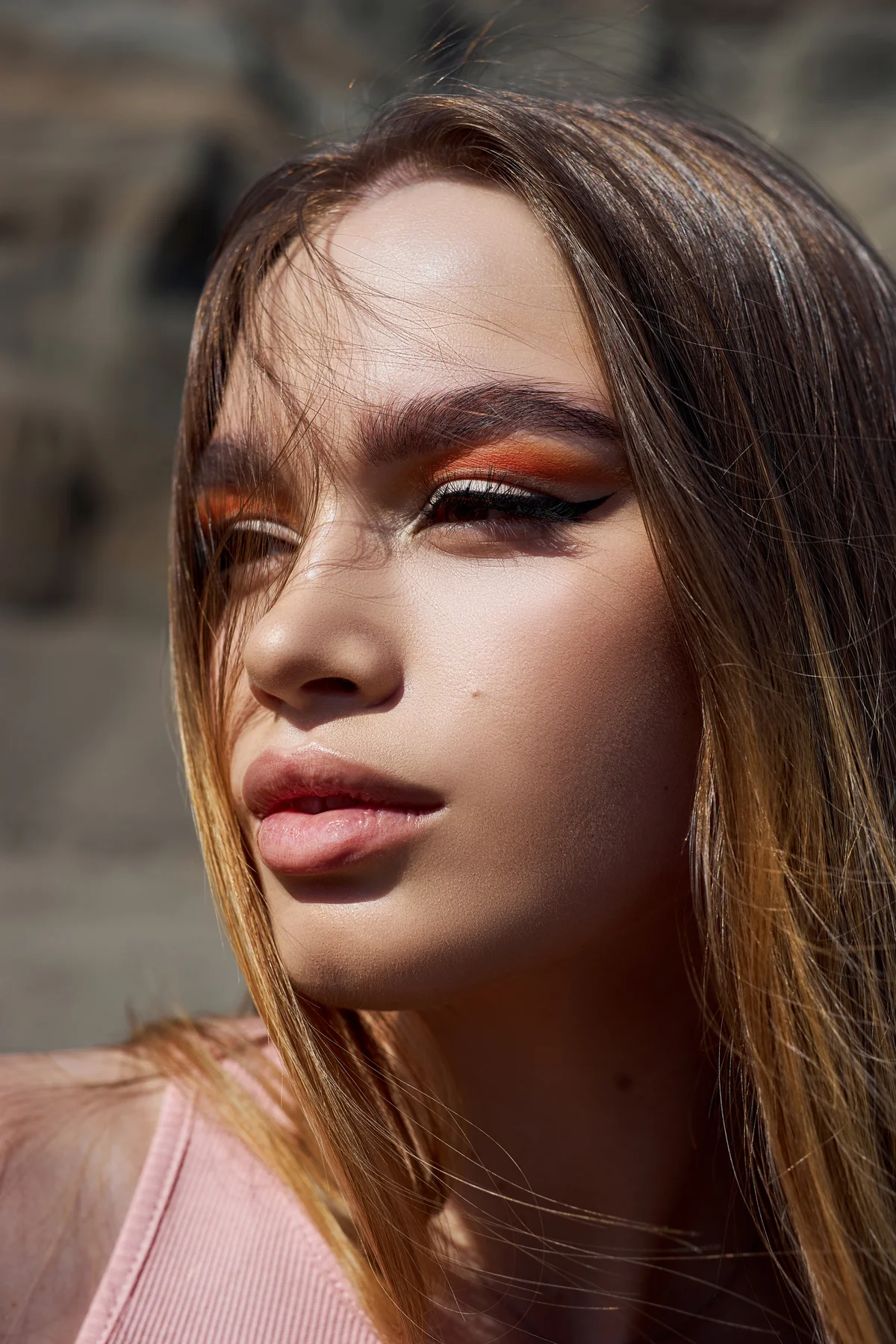 Frau mit farbenfrohen Makeup