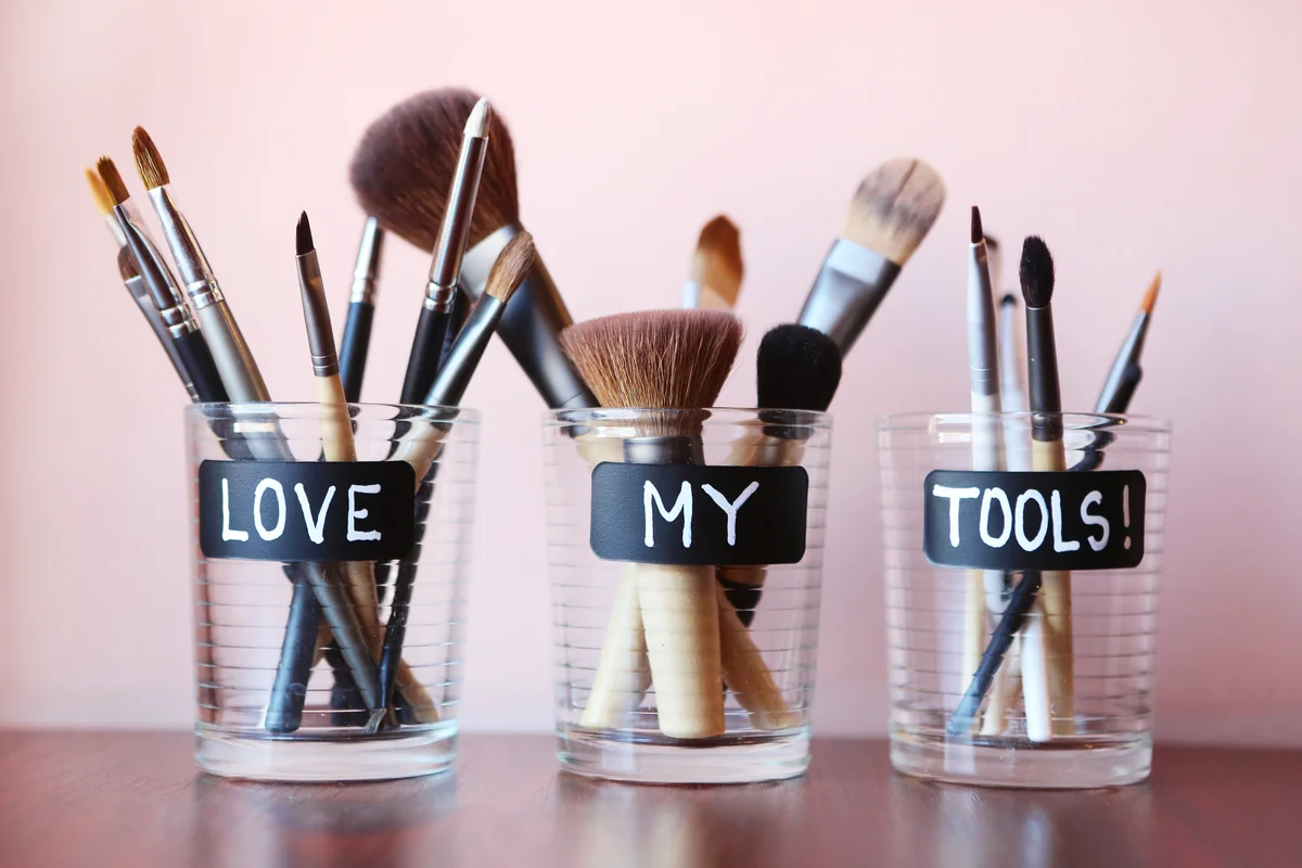 Make-up-Pinsel in drei Wassergläsern verteil