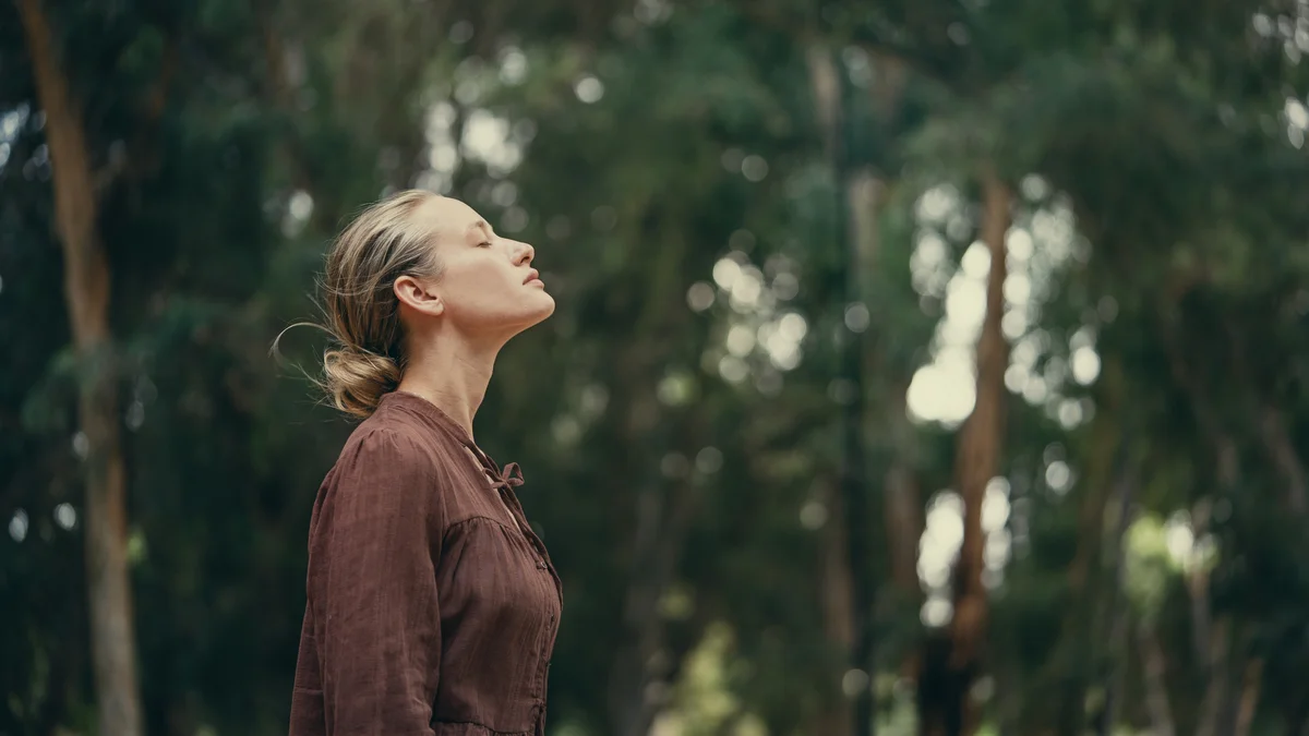 frau-atmet-frische-luft-im-freien