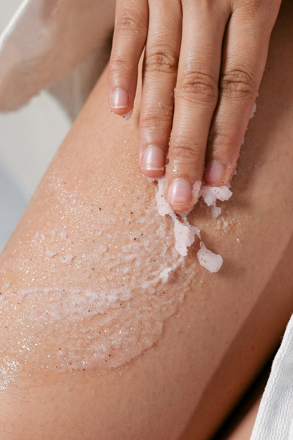 Sugaring mit Zuckerpaste an der Haut