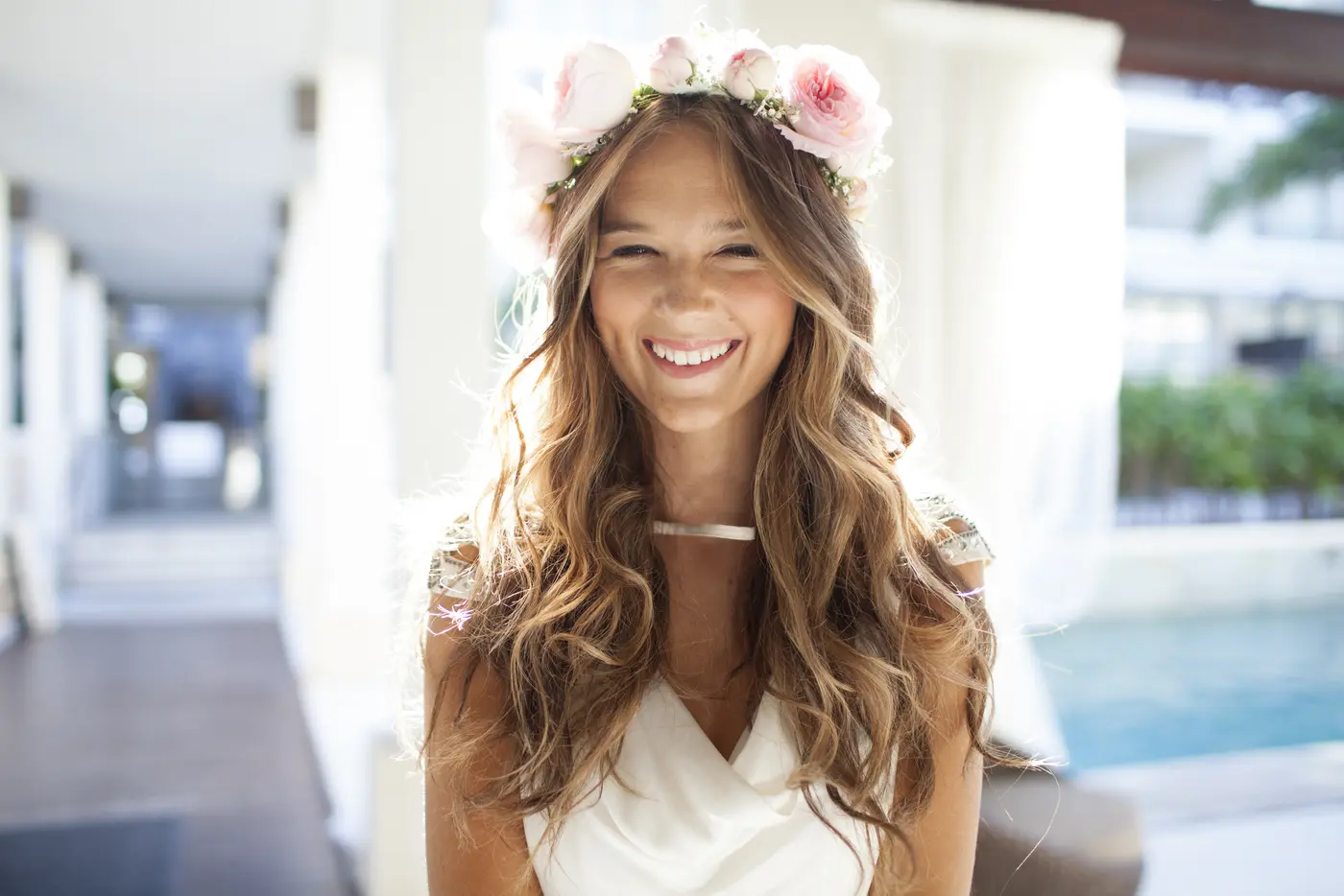 Brautfrisuren: Glückliche Braut mit Blumenkranz