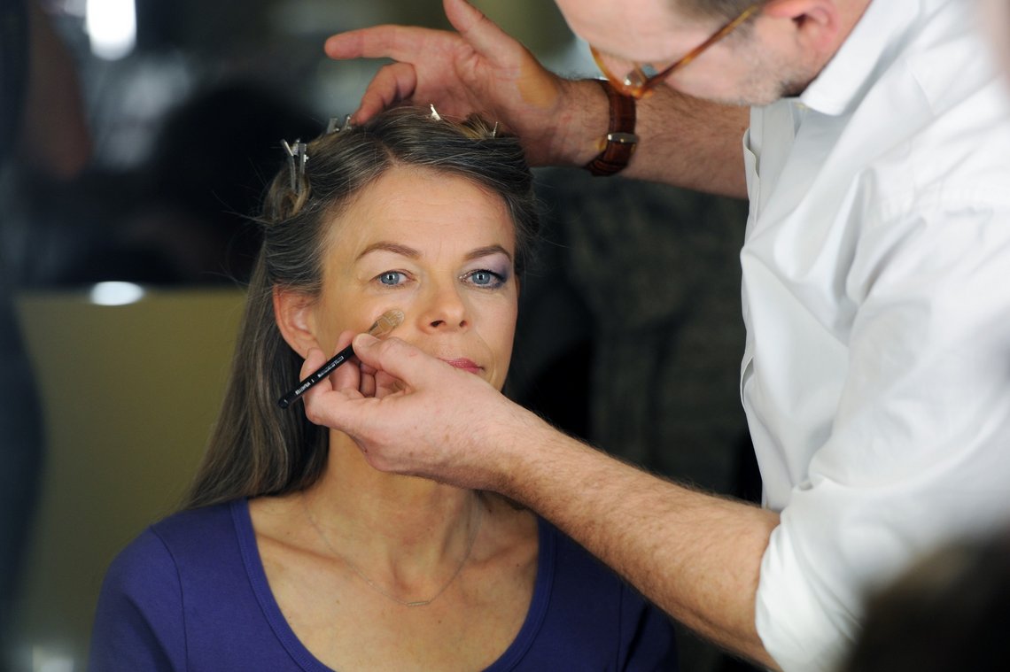 Make-up Artist schminkt einer Frau die Augen
