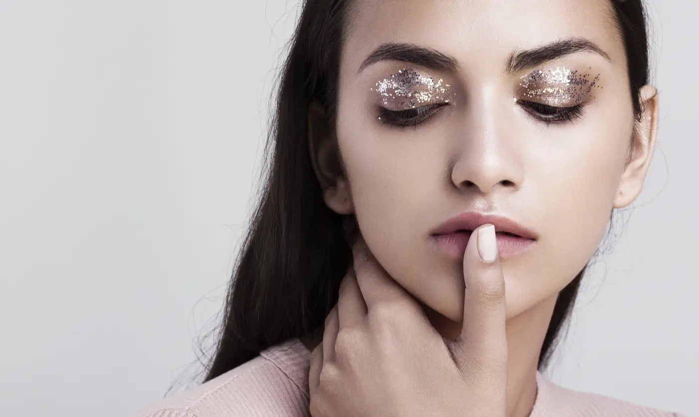 Frau mit Glitzer-Augen-Make-up