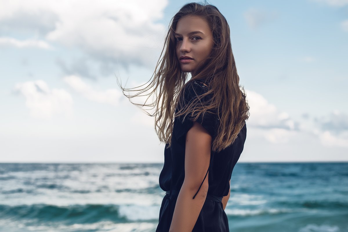 Frau am Strand im Kleid