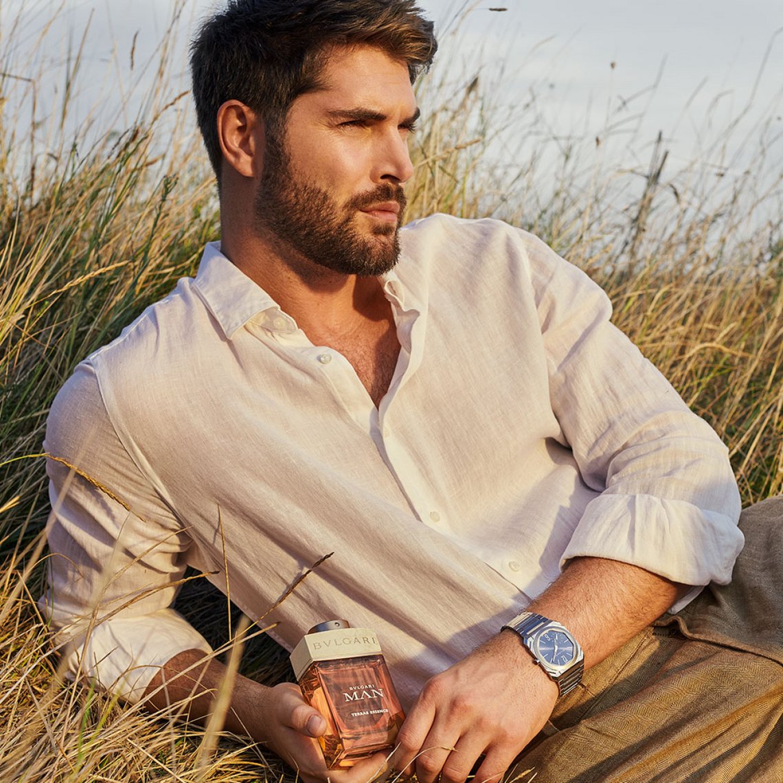 Nick Bateman auf einer Wiese in der Toskana mit dem neuen BVLGARI MAN Terrae Essence EdP in der Hand
