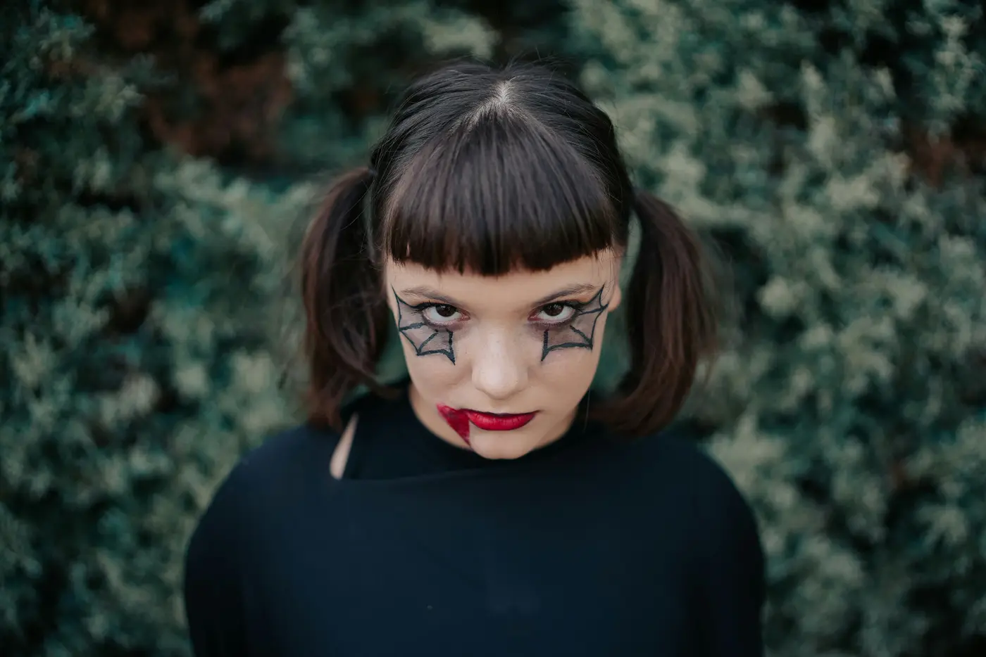 Junge Frau mit Hallween Make-up starrt in die Kamera