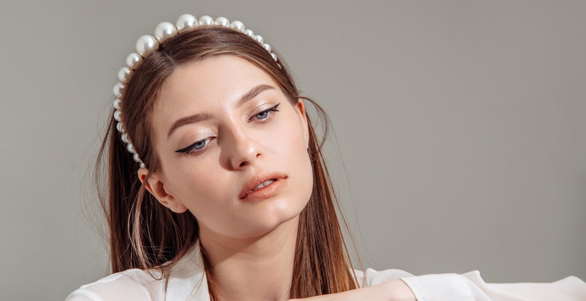 Frau mit Haarschmuck fürs Dirndl