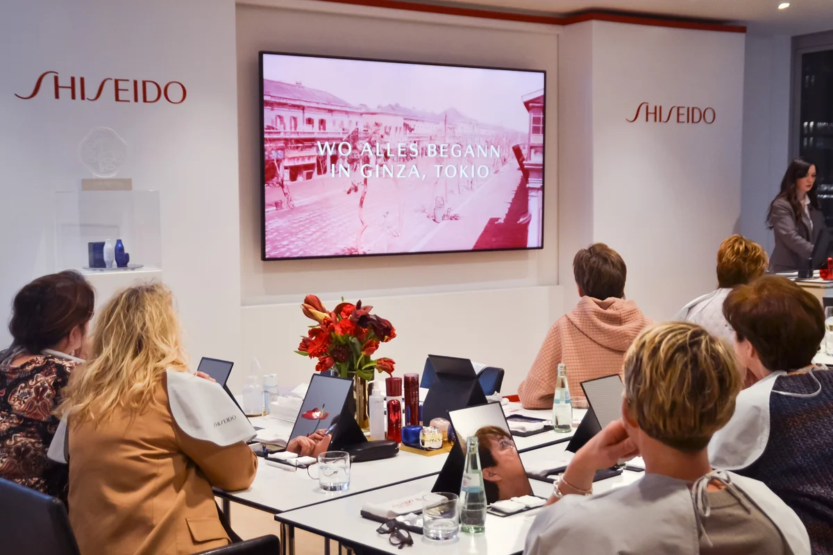Teilnehmerinnen der SHISEIDO Masterclass, Rückansicht, Blick auf Leinwans