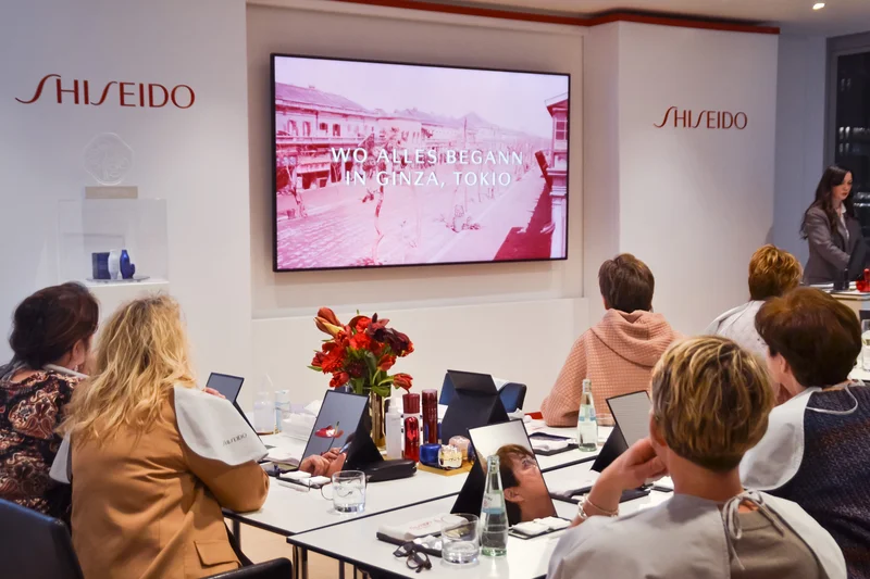 Teilnehmerinnen der SHISEIDO Masterclass, Rückansicht, Blick auf Leinwans