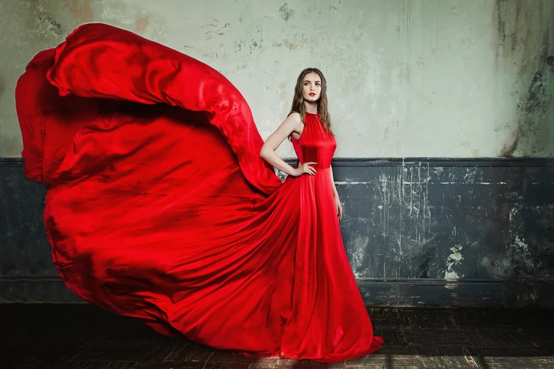 Frau in rotem Abendkleid