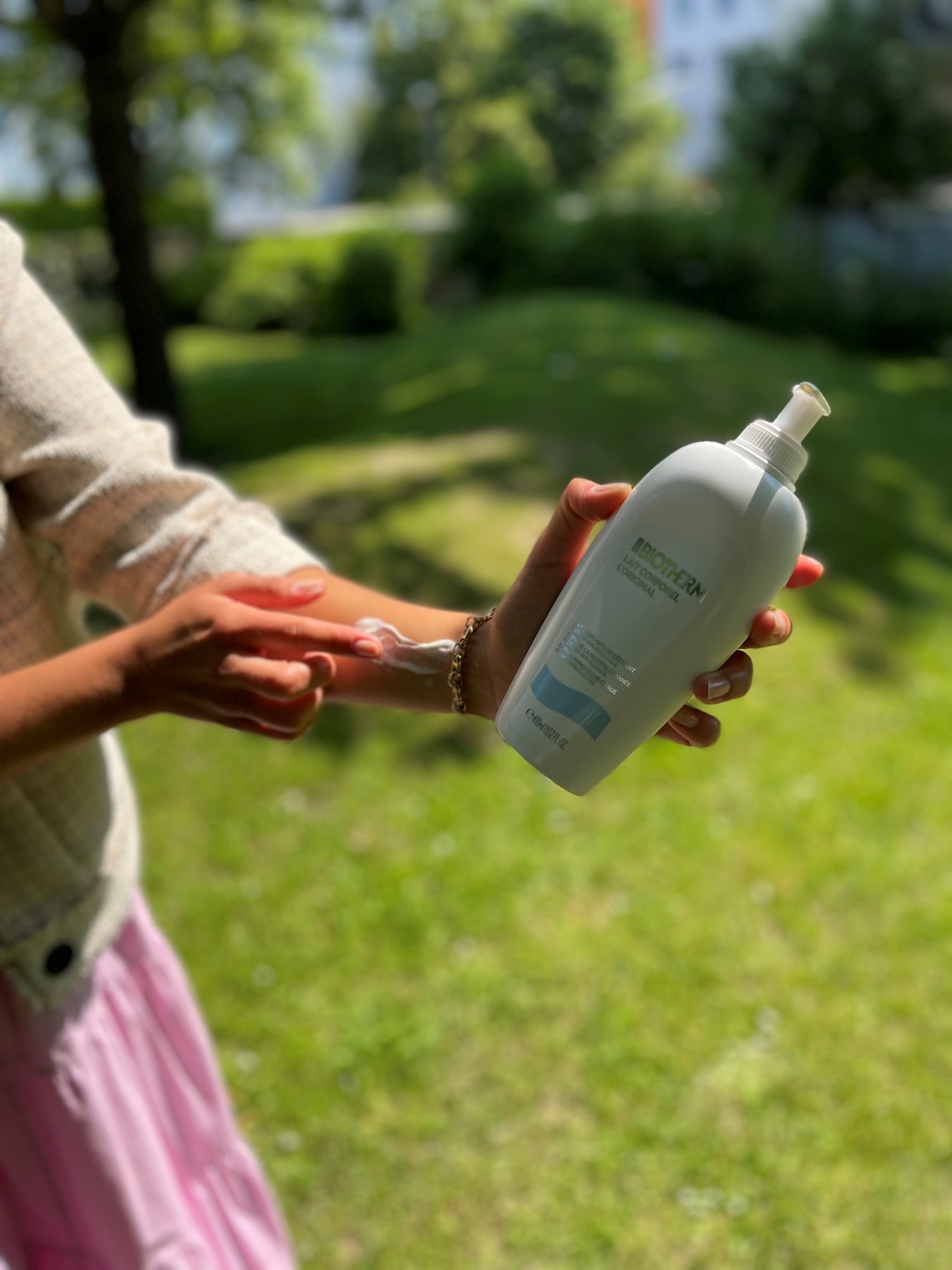 Die Redakteurin testet die Lait Corporel von Biotherm und trägt sich die Creme auf den Arm