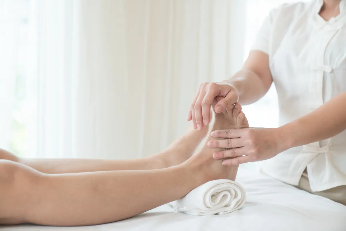 Frau bekommt eine Fußmassage in der Wellness-Lounge