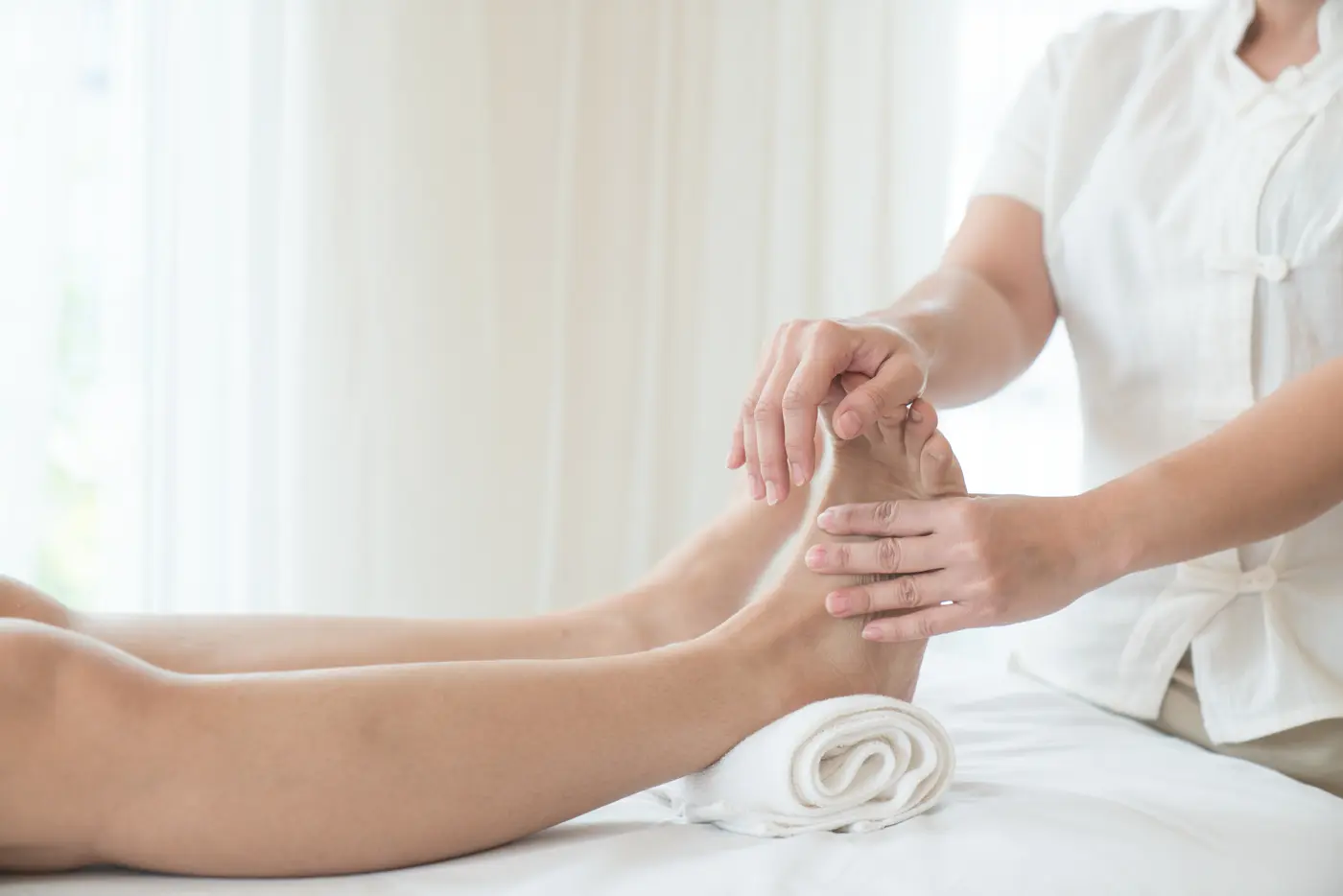 Frau bekommt eine Fußmassage in der Wellness-Lounge