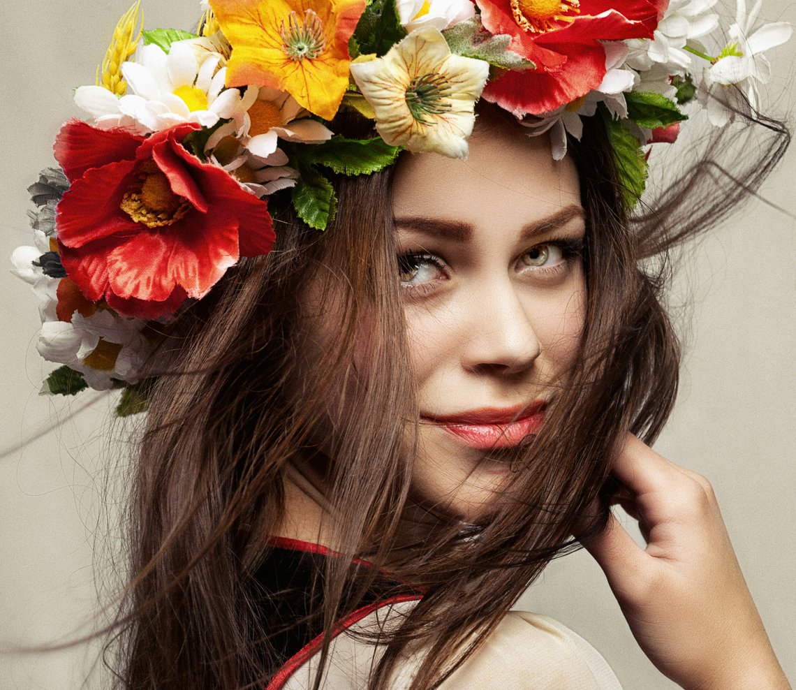 Frau mit Blumenkranz am Kopf und schönem Wiesn Makeup Frau mit Blumenkranz am Kopf und schönem Wiesn Makeup