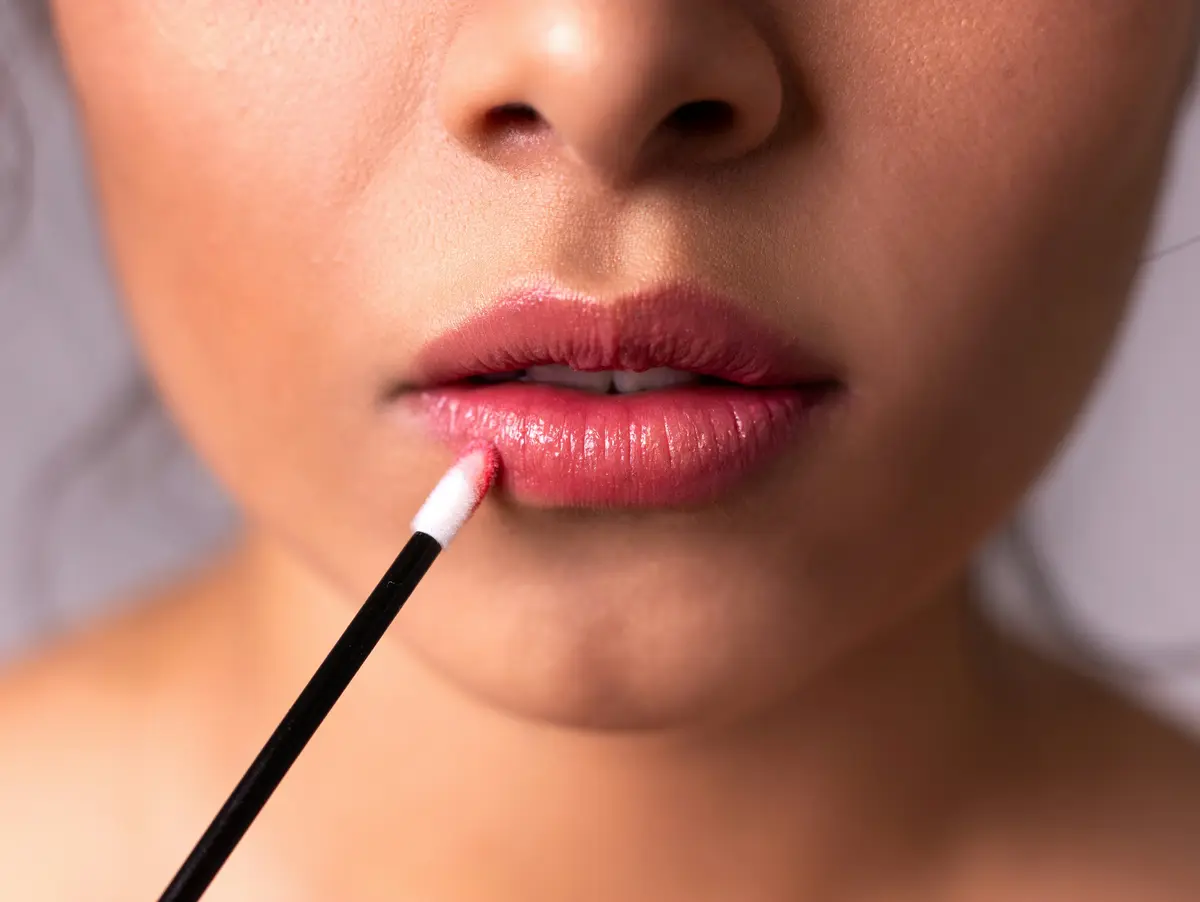 Lipgloss an Lippen
