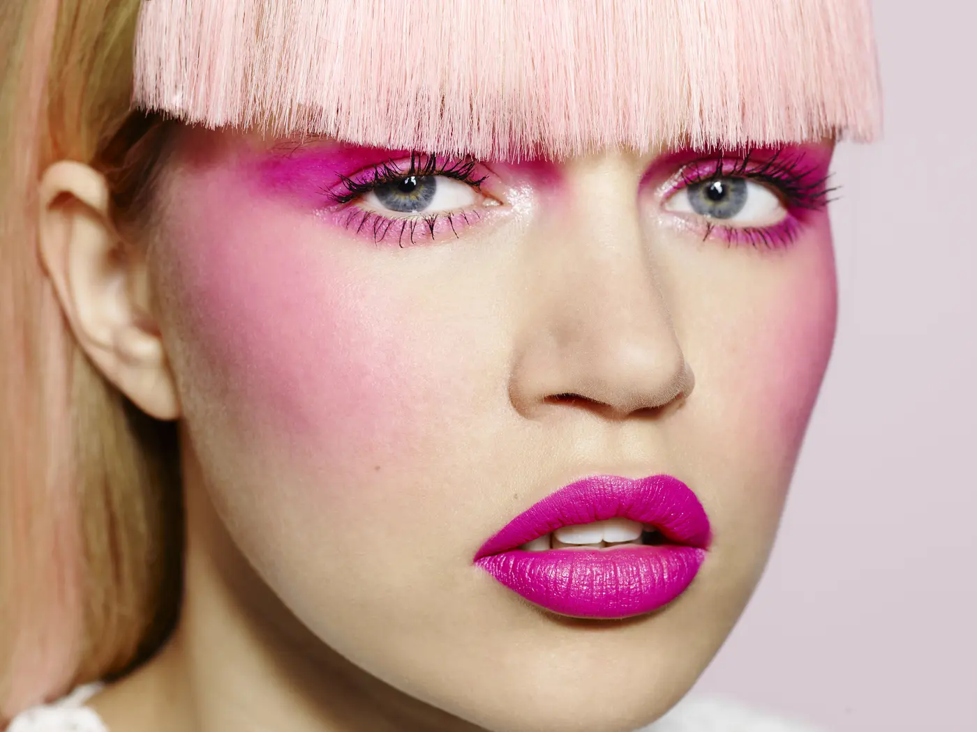 Frau mit pinkem Make-up