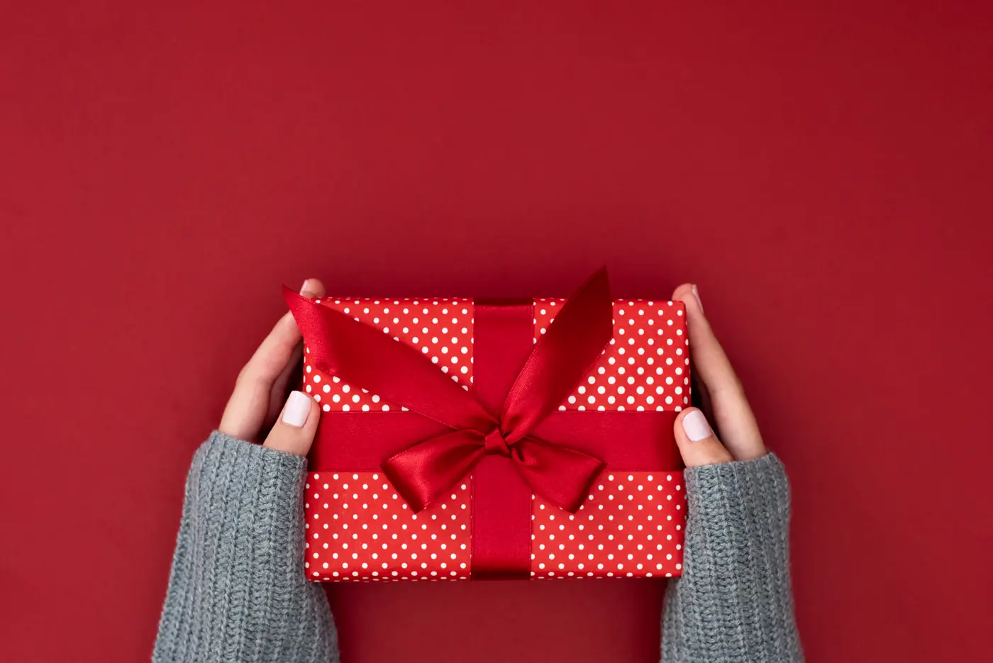 Weihnachtsgeschenk auf rotem Hintergrund