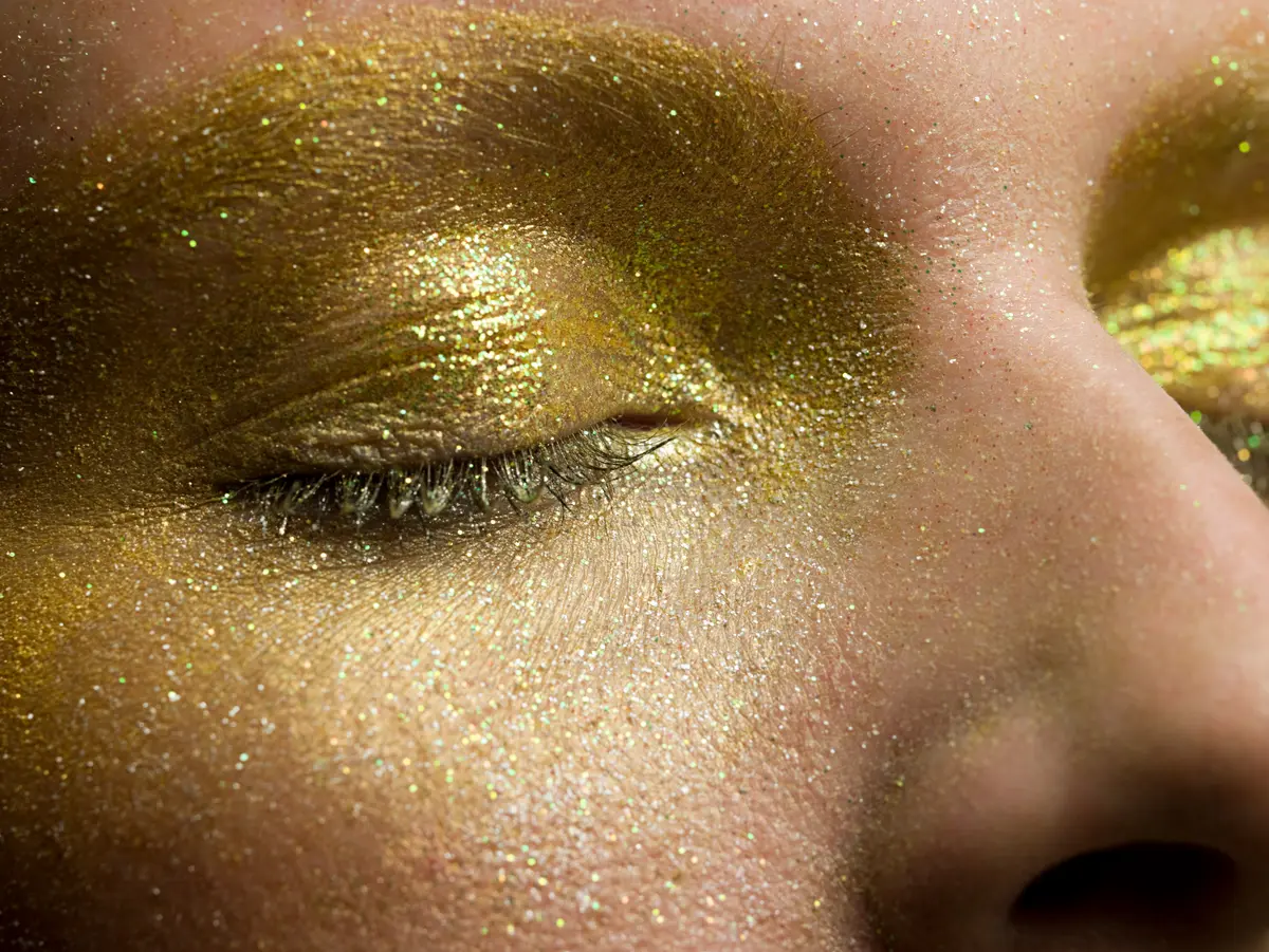 Frau mit goldenem Augenmake-up