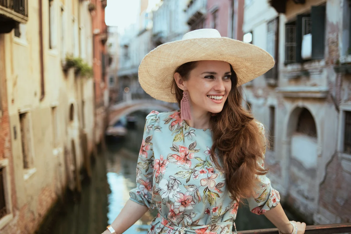 Frau mit Sonnenhut an venezianischer Brücke