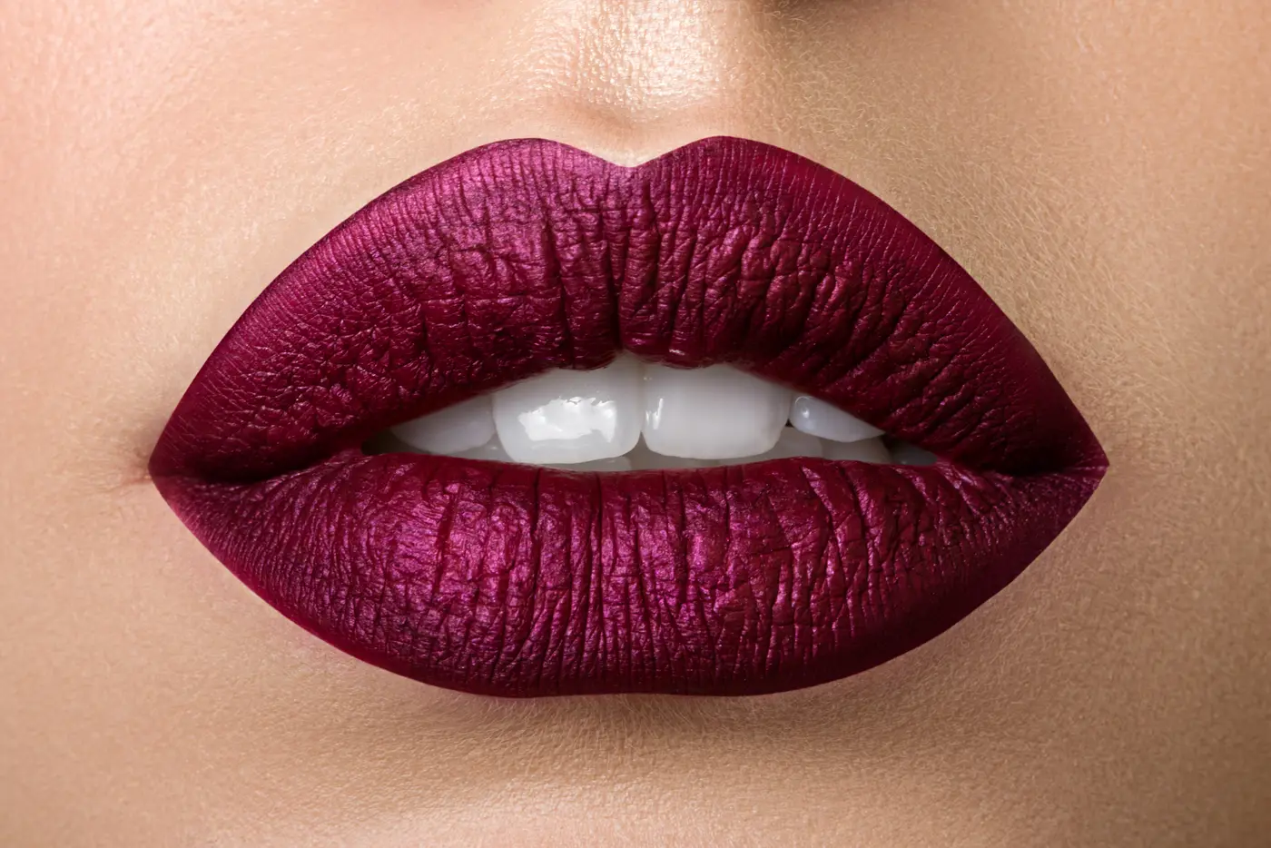 Lippen mit mattem rotem Lippenstift